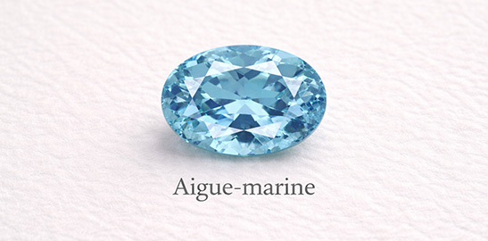 Pierre aigue-marine vue de face, pierre de naissance.